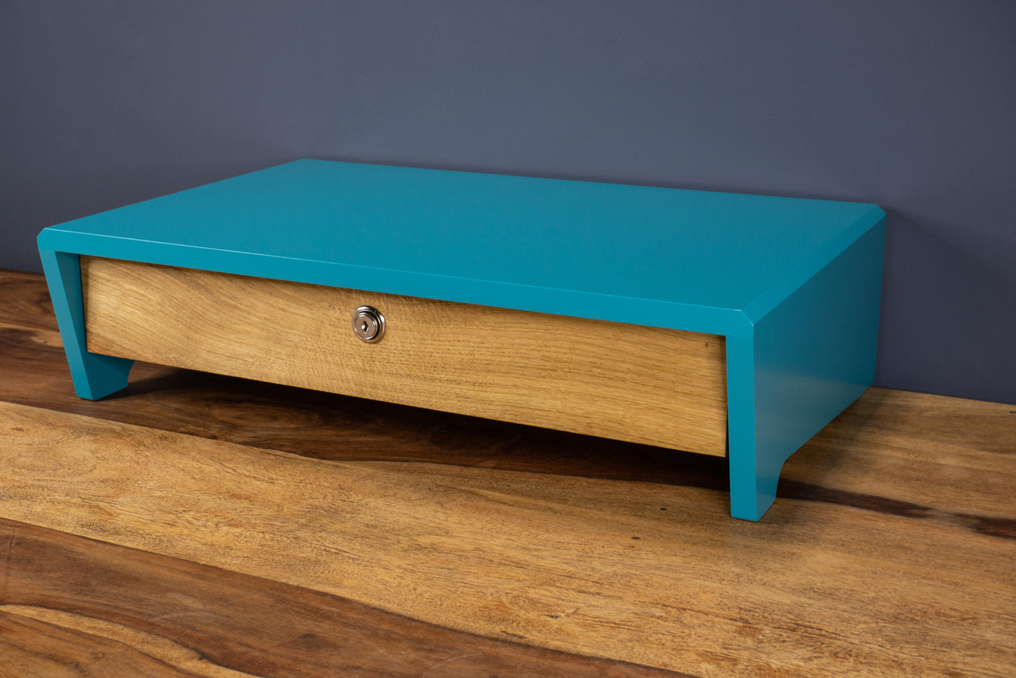 Bildschirmerhöhung mit Tastaturöffnung